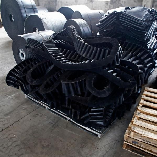 Ep/Nn/High Temperature/Heat Resistance/Fire Resistant/Oil Resistant/Tear Resistant Corrugated Sidewall Conveyor Belt with Natural Rubber and Cleat