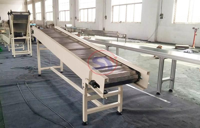 Versatile Modular Slat Belt Conveyor with Discharge Funnel