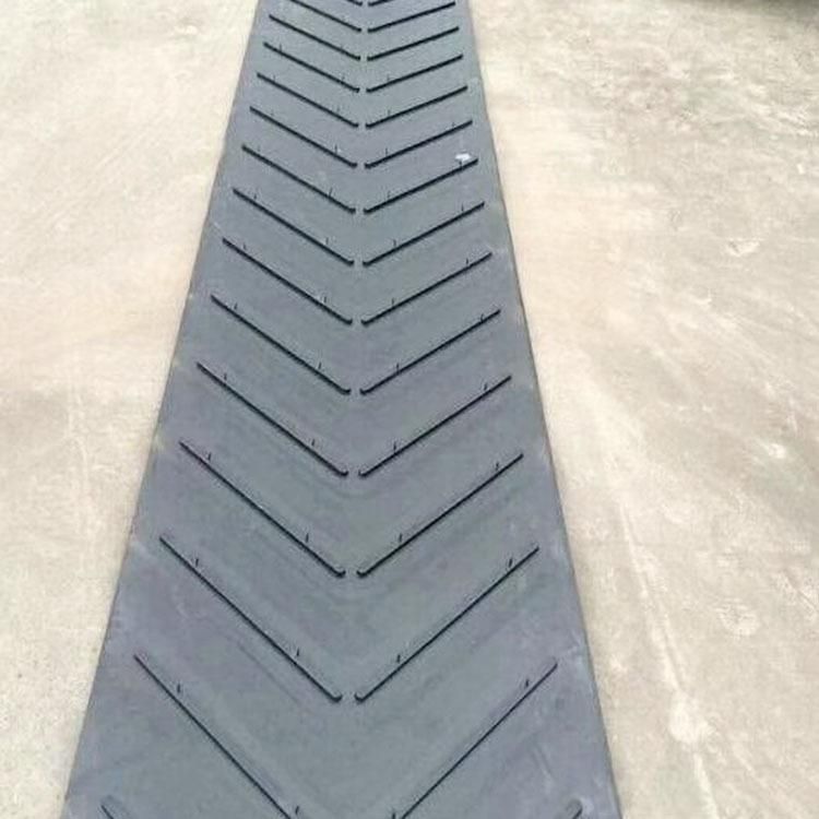 V Type Rubber Conveyor Belt 12mm Cleats Height Chevron Conveyor Belt